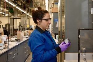 Hadas Elazar-Mittelman in the lab