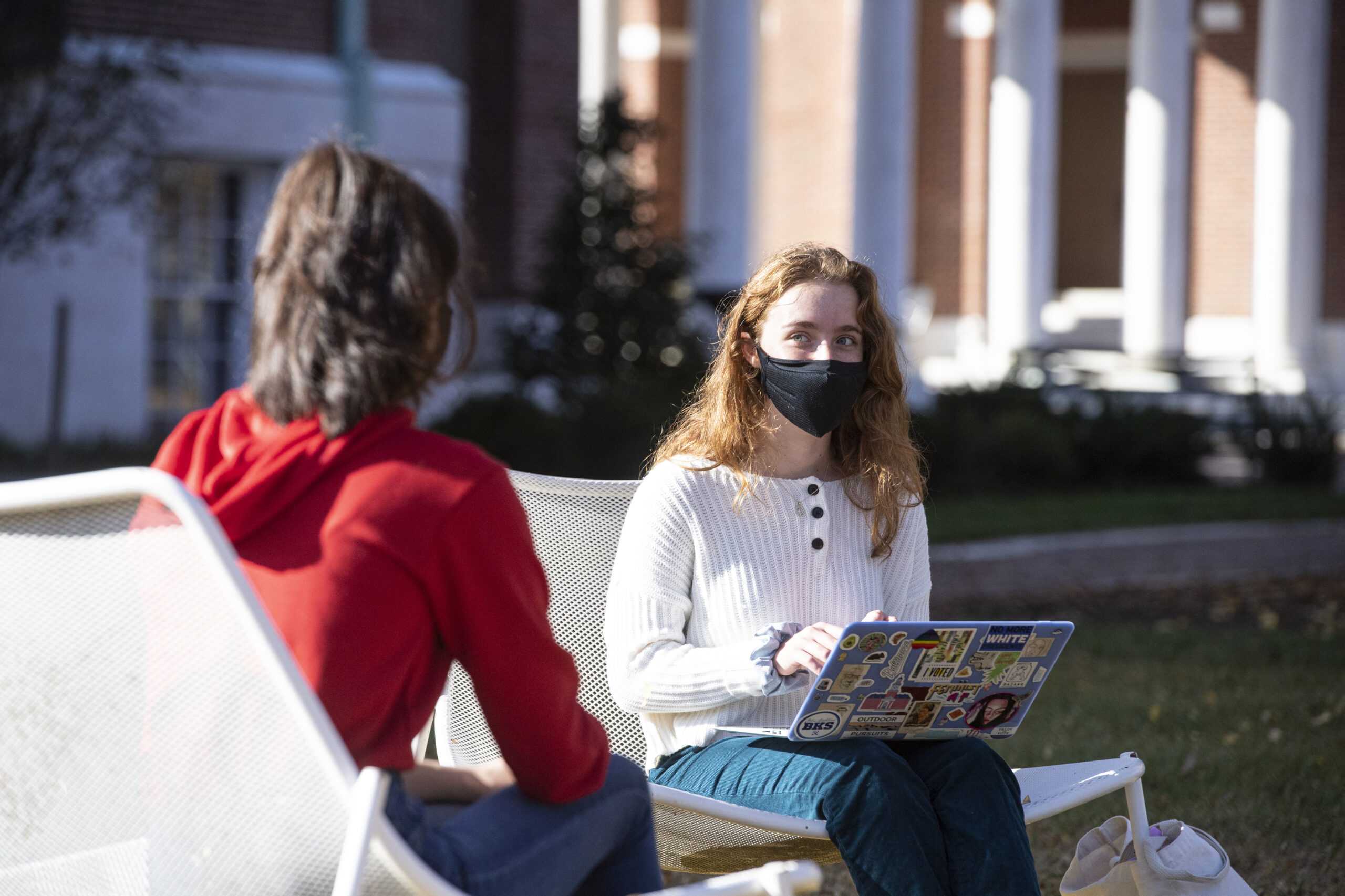 JHU students on campus wearing masks during the Covid 19 pandemic.